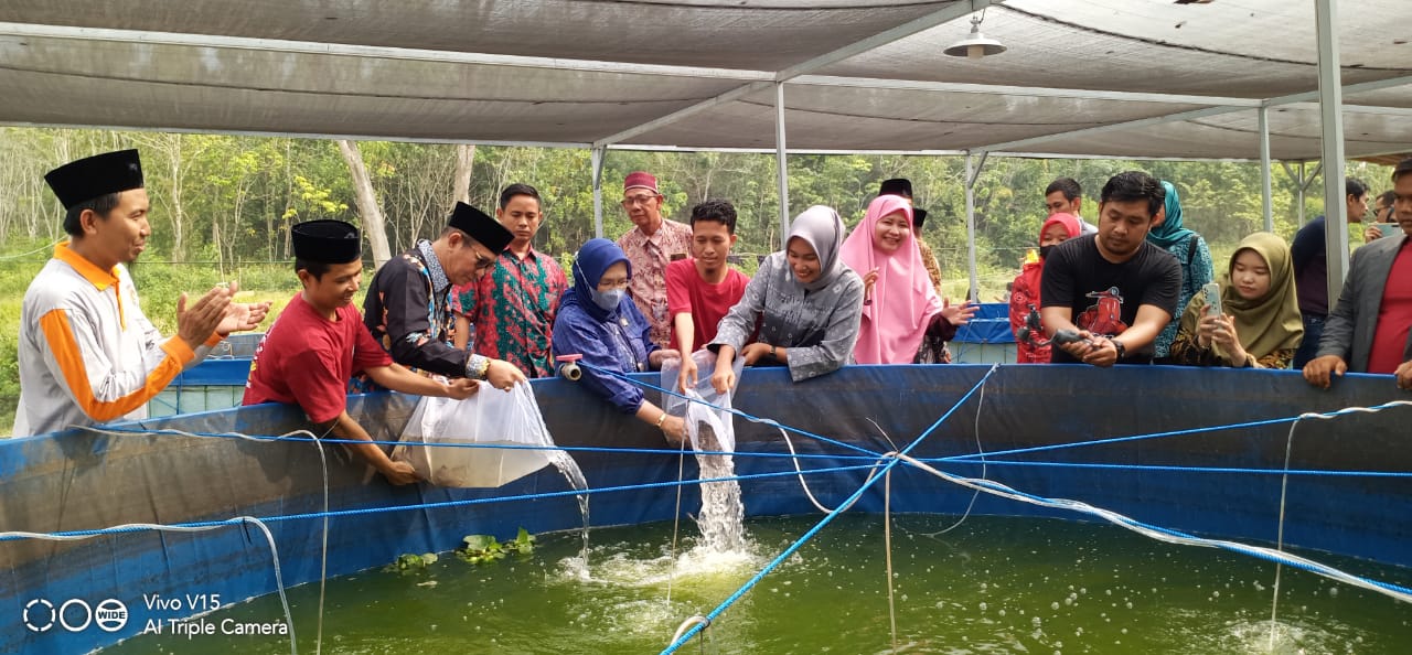 Sri Kustina dan Bupati PALI Panen Raya Ikan Lele