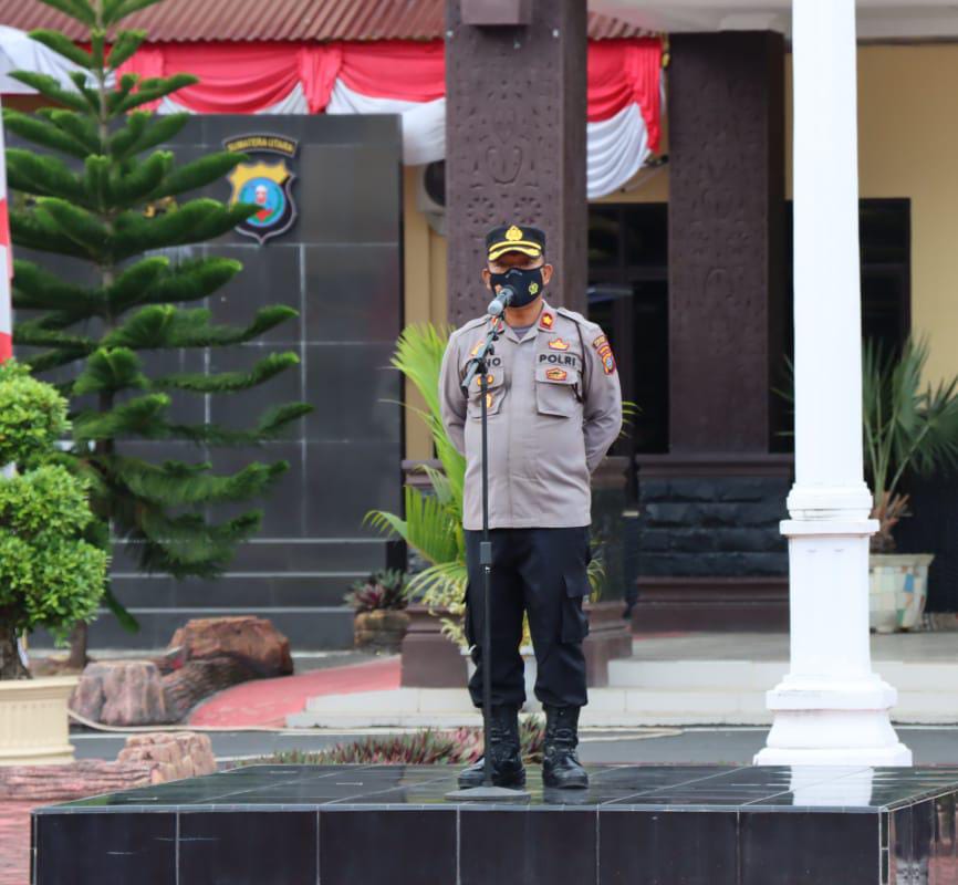 Waka Polres Batu Bara Kompol Jono Sirait saat memimpin apel pagi (foto: HumaspolresBB)