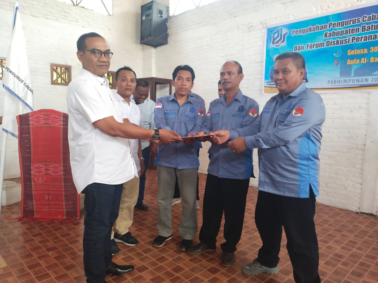 Ketua PJS Sumut Jhon serahkan SK Kepengurusan kepada ketua PJS Batu Bara Epson Pasaribu.(foto/Zulfauzan)