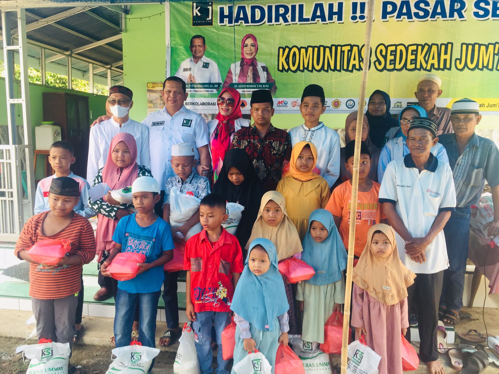 Pembina KSJ Ikhwan Lubis foto bersama dengan anak yatim di Desa Tanah Gambus (foto/ Zulfauzan)