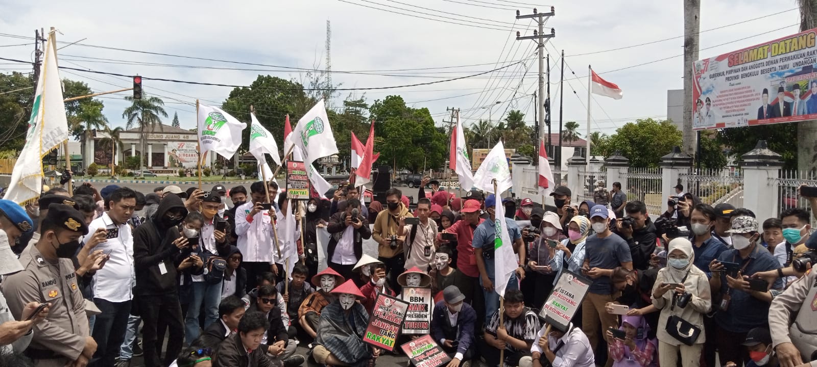 Kesatuan Aksi Mahasiswa Muslim Indonesia (KAMMI) Daerah Kota Bengkulu menggelar aksi unjuk rasa menolak kenaikan harga bahan bakar minyak (BBM)