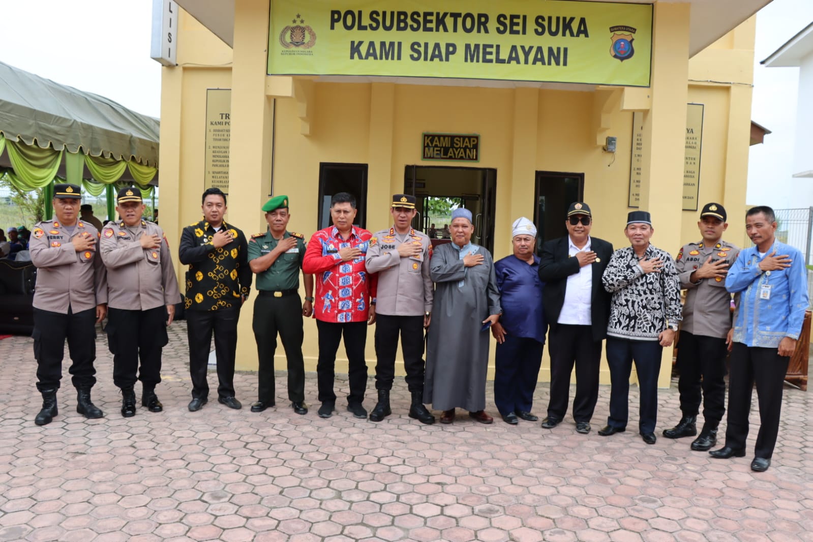 Kapolres Batu Bara AKBP Jose DC Fernandes saat foto bersama dengan Pemerintahan Kecamatan serta Tokoh Masyarakat.(foto/ istimewa)