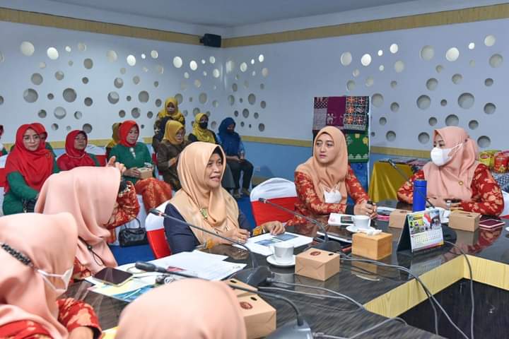 Ketua DPW Batu Bara Maya Indriasari berdikusi dengan DWP Bintan(foto/HumaskominfoBB)