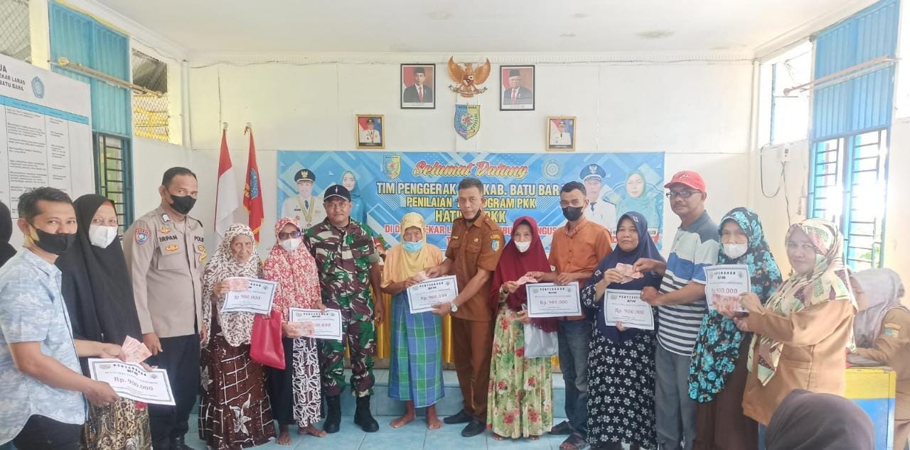 Kepala Desa Mekar Laras Ridwan Siagian menyalurkan BLT DD kepada warga (foto/ Zulfauzan)
