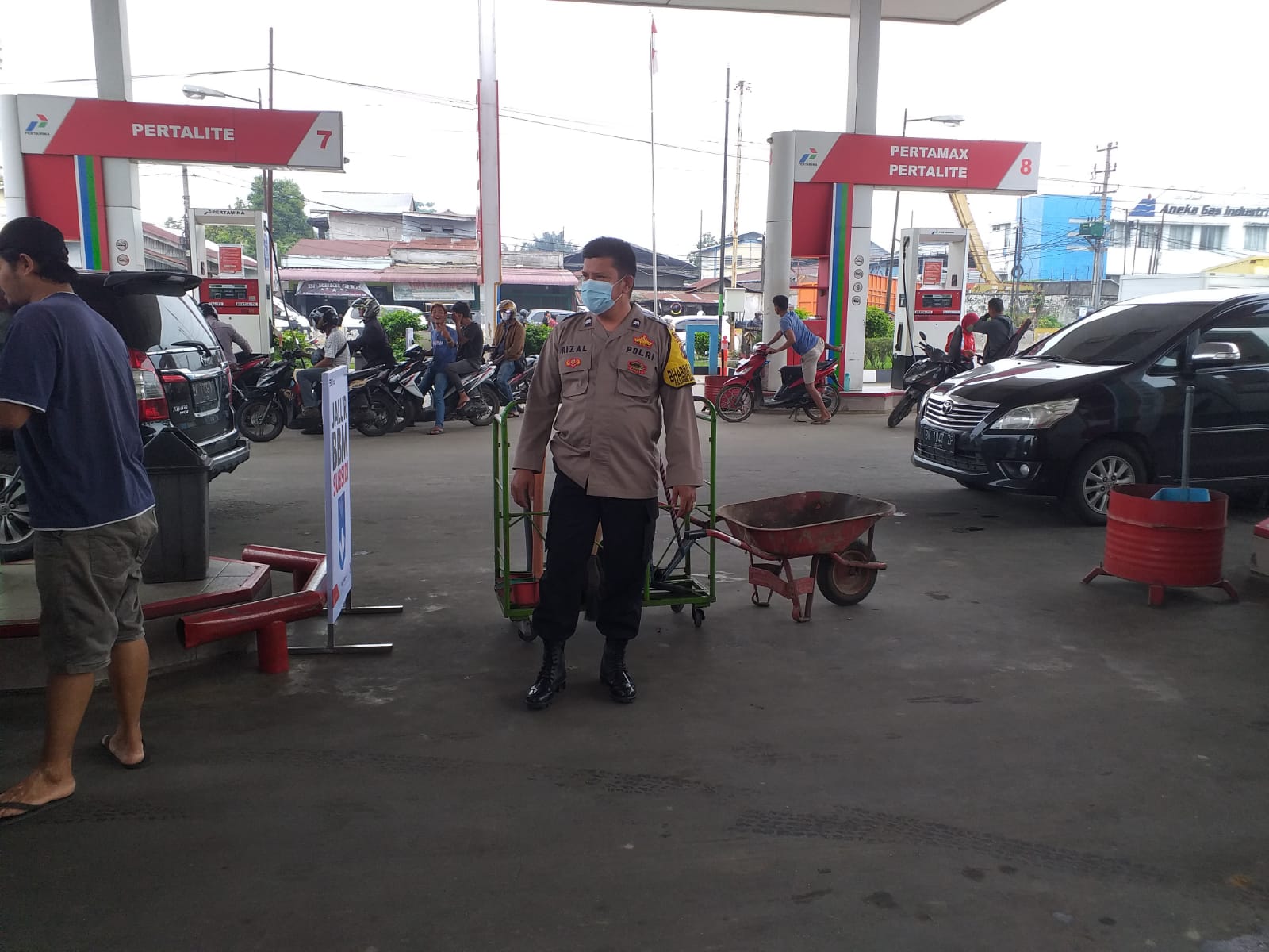 Pastikan Pengisian BBM Berjalan Lancar, Polsek Tanjung Laksanakan Pengamanan  