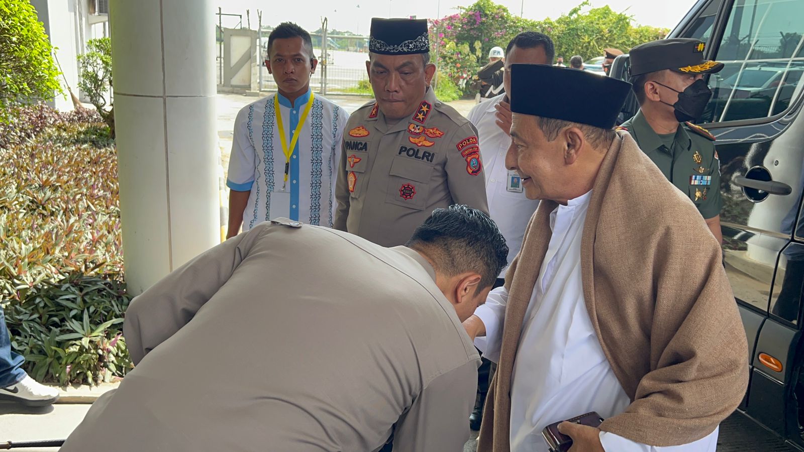 Kapolresta DS Dampingi Kapolda Sumut Antar Keberangkatan Watimpres
