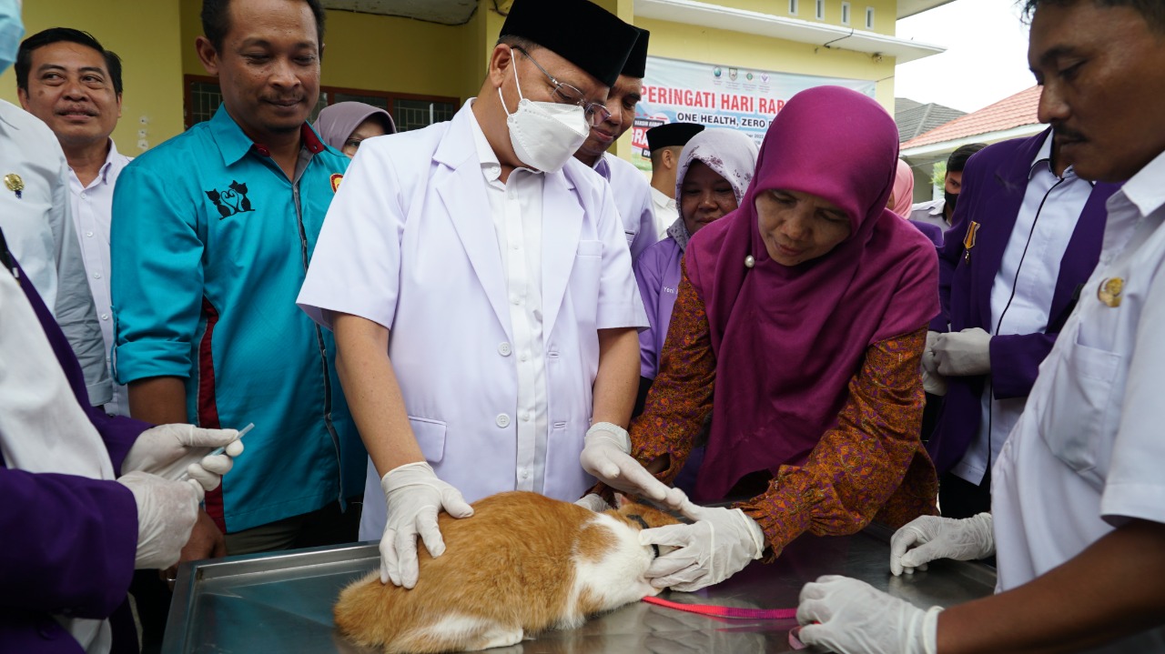 Gubernur Rohidin pada giat Vaksinasi Rabies Dalam Rangka Memperingati World Rabies Day (WRD) Tahun 2022