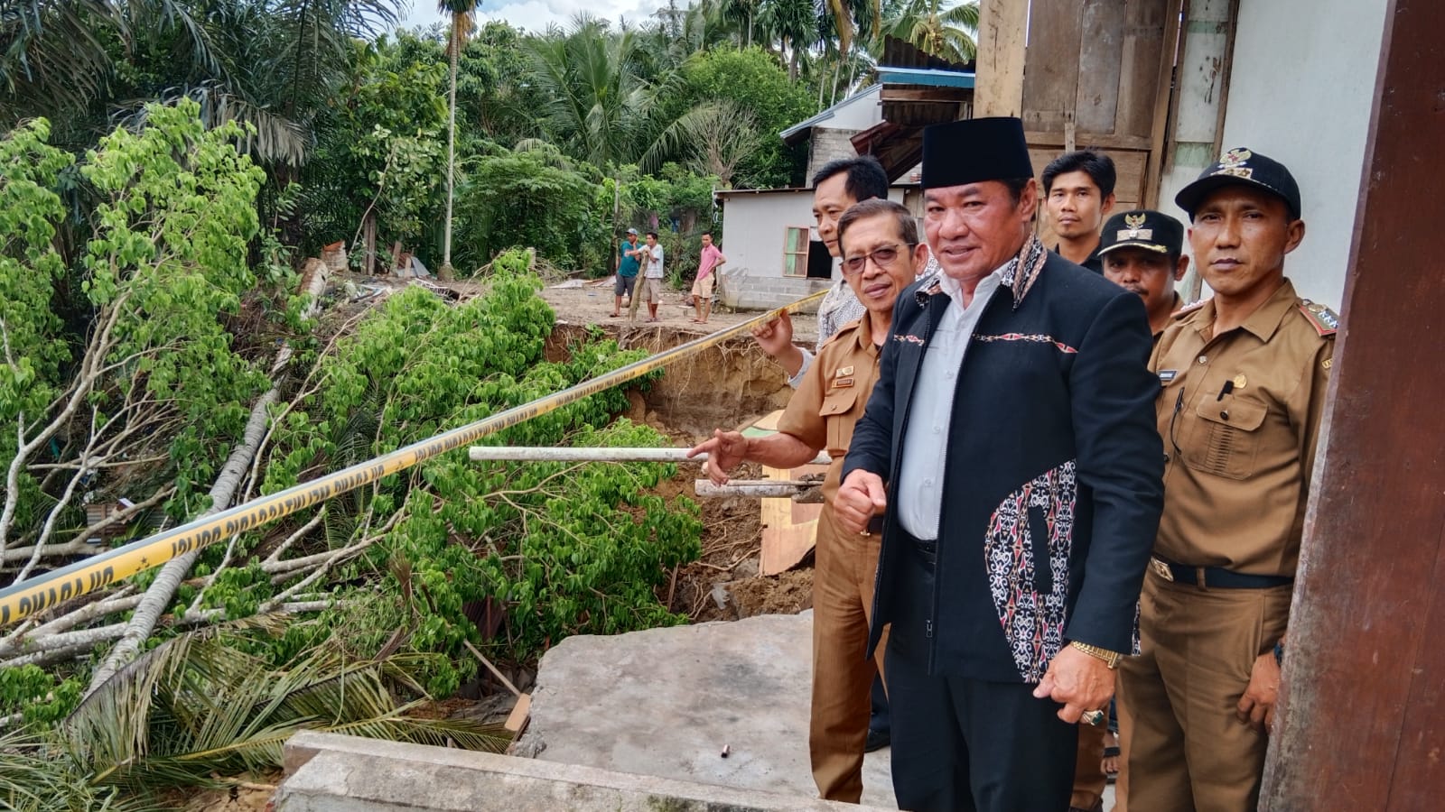 Wakil Gubernur (Wagub) Bengkulu Rosjonsyah memberikan bantuan kepada korban longsor di desa Lubuk Gedang
