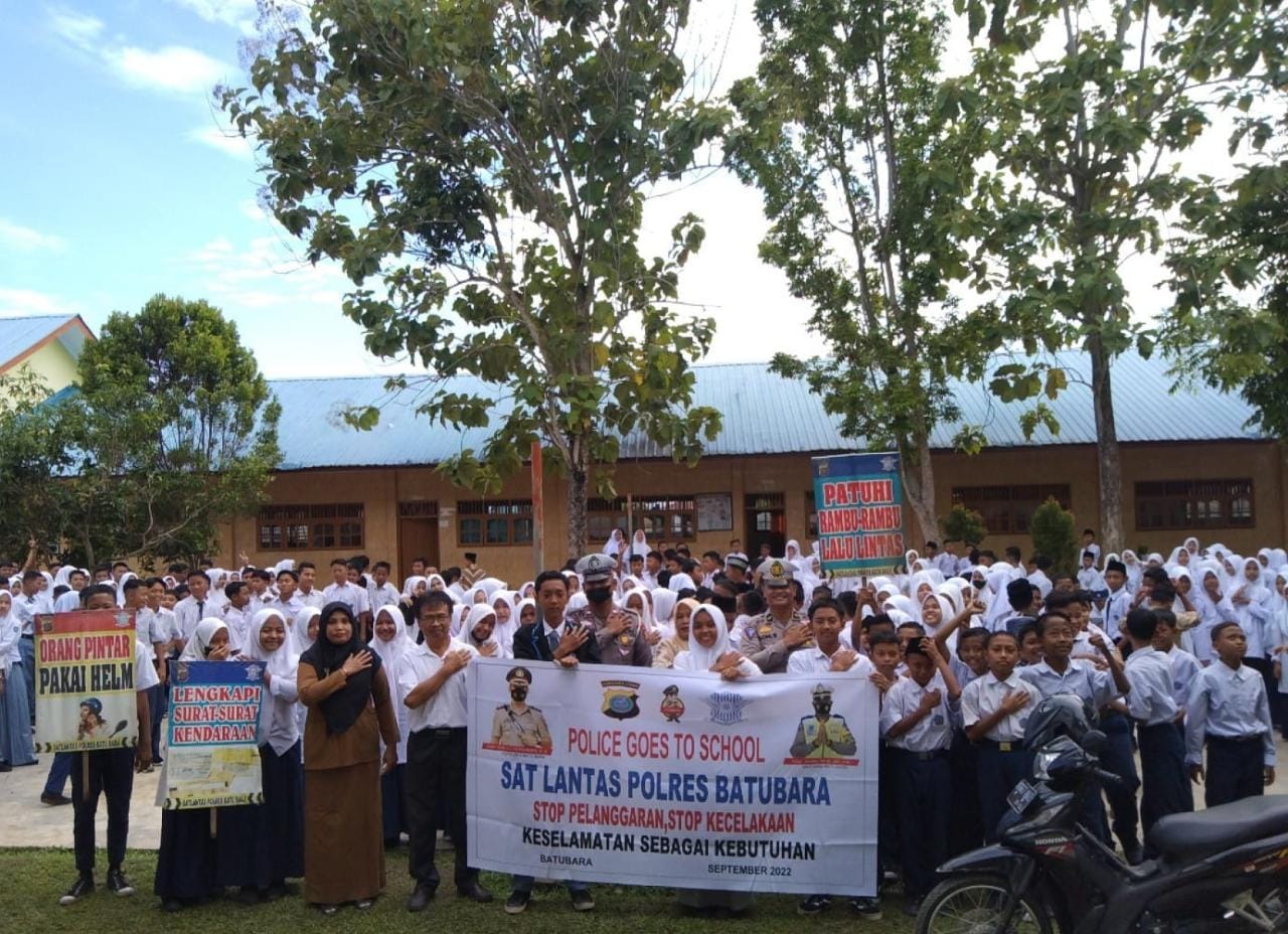 Personel Satlantas Polres Batu Bara saat Operasi Zebra Toba 2022 ke pelajar SMK Citra Sei Bejangkar (foto: Istimewa)