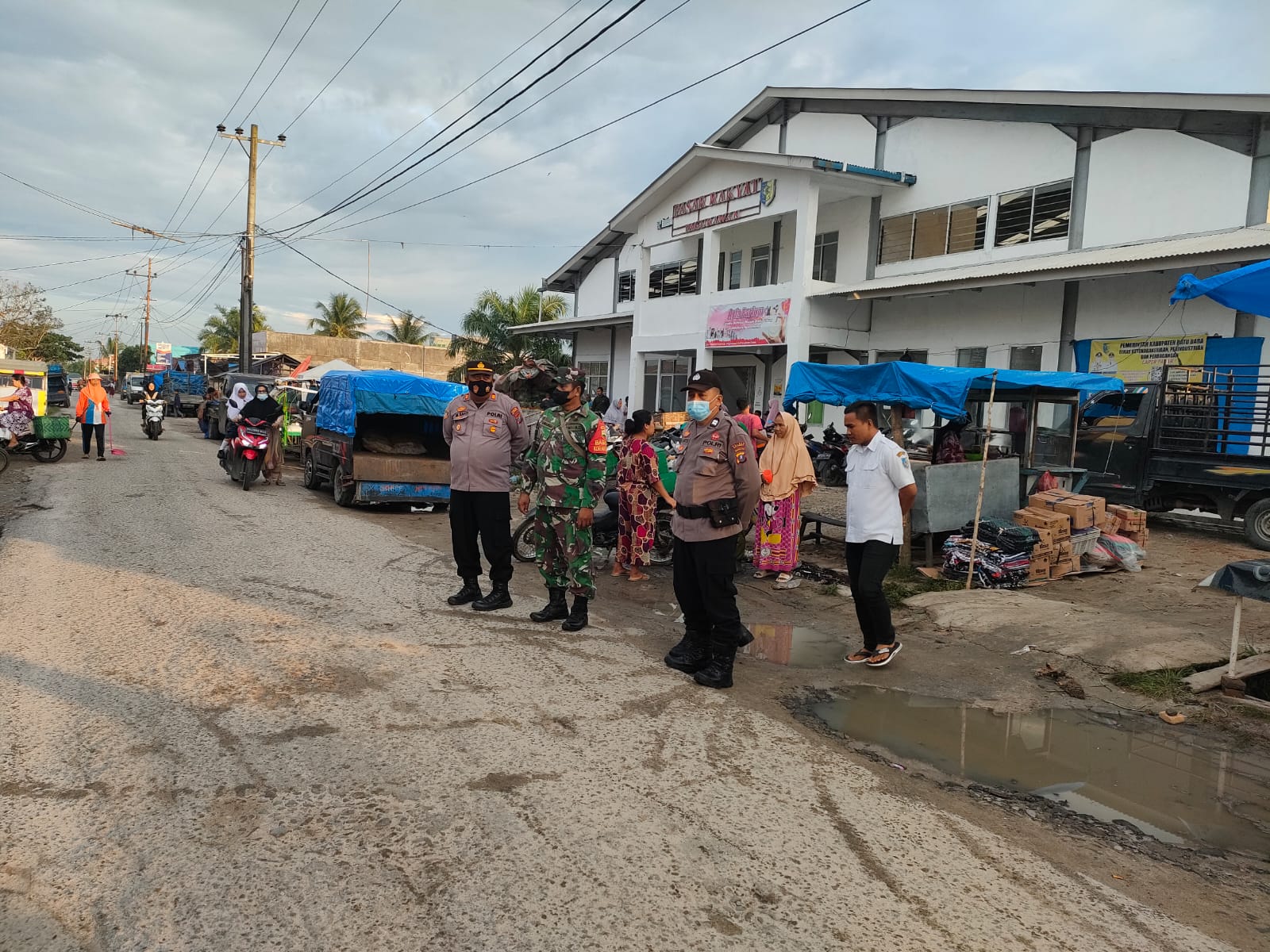 Kapolsek Medang Derasa AKP Mhd Syafii bersama personil Koramil 01 MD melaksanakan patroli di pasar Medang Deras (foto/ istimewa)