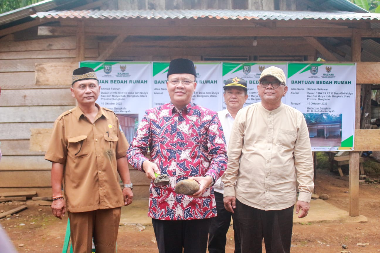 Gubernur Rohidin Letakan Batu Pertama Bedah Rumah