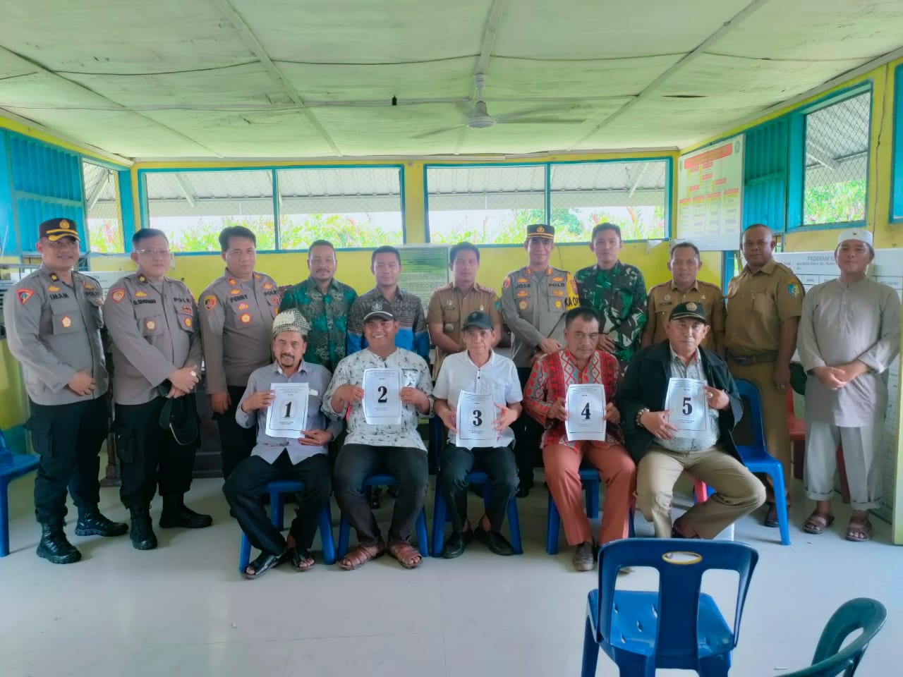 Kapolres Batu Bara AKBP Jose DC Fernandes saat menghadiri pencabutan nomor di Desa Indrayaman, Talawi.(foto: istimewa).