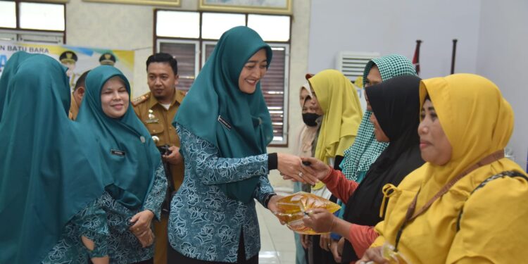 Ketua TP PKK Batu Bara Maya Indrjasari saat menyerahkansembako kepada masyarakat (foto: KominfoBB) 