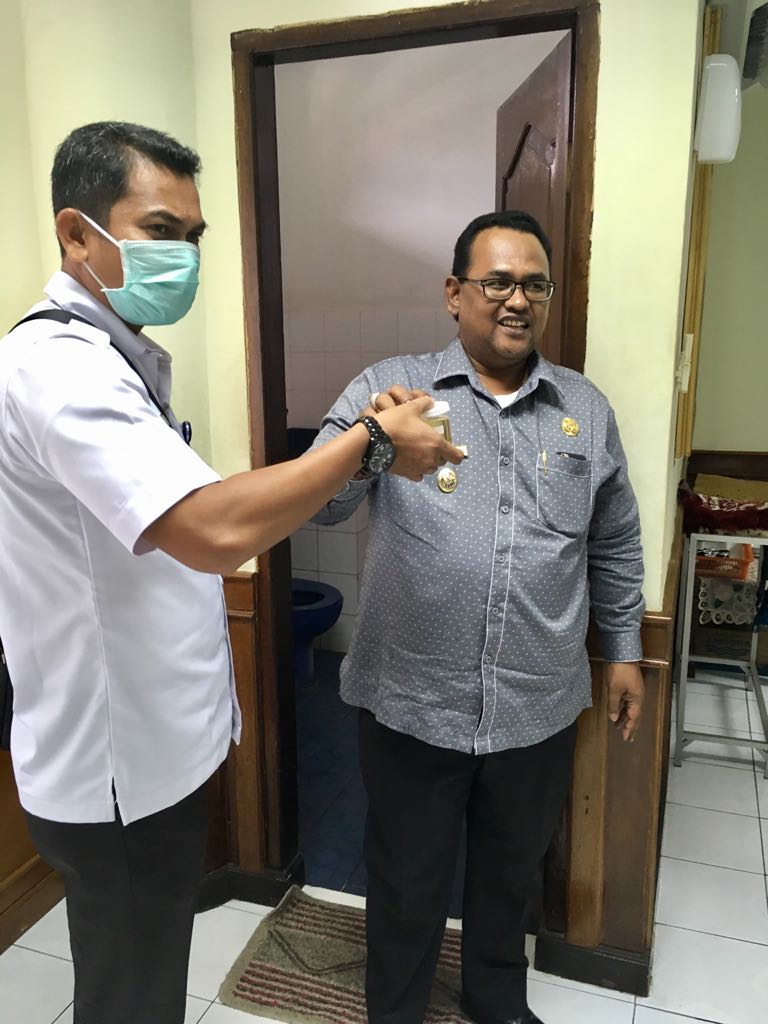 Wakil Bupati Fauzi Yusuf bersama BNNK Kota Lhokseumawe menunjukan dan siap Tes Urine