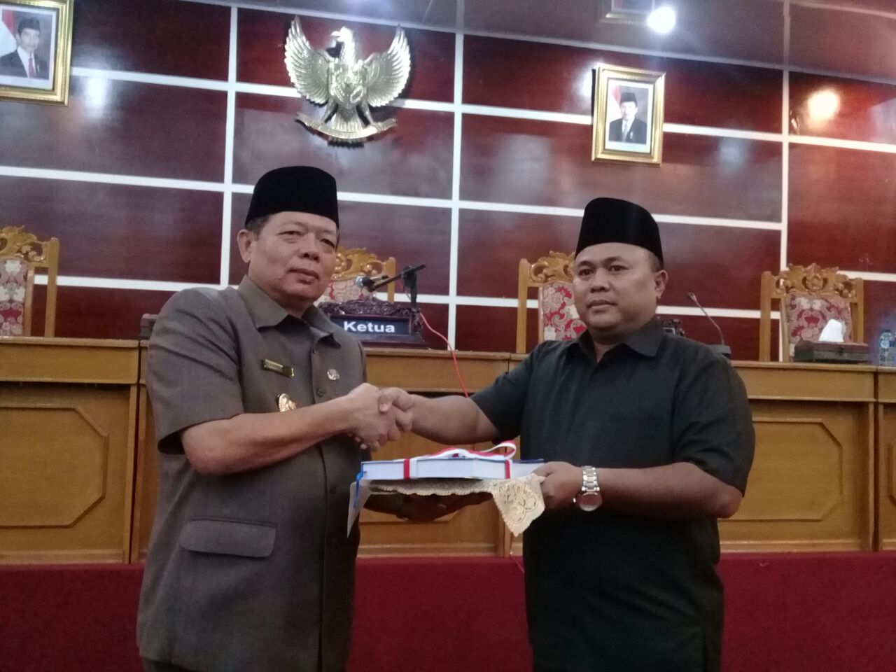 Pj Wali Kota Bengkulu Budiman menyerahkan LKPJ Ke Wakil ketua DPRD 