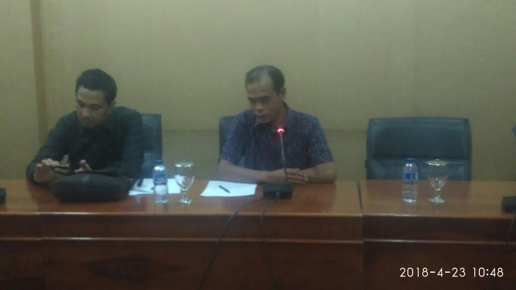 Waka II Teuku Zulkarnain didampingi Kuswito selaku Anggota Komisi III Menerima Perwakilan Wali Murid