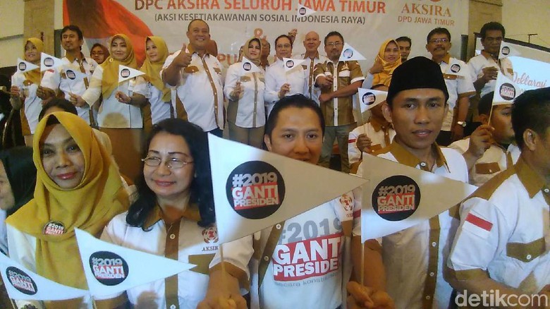 Puluhan orang yang tergabung dalam Aksi Kesetiakawanan Sosial Indonesia Raya