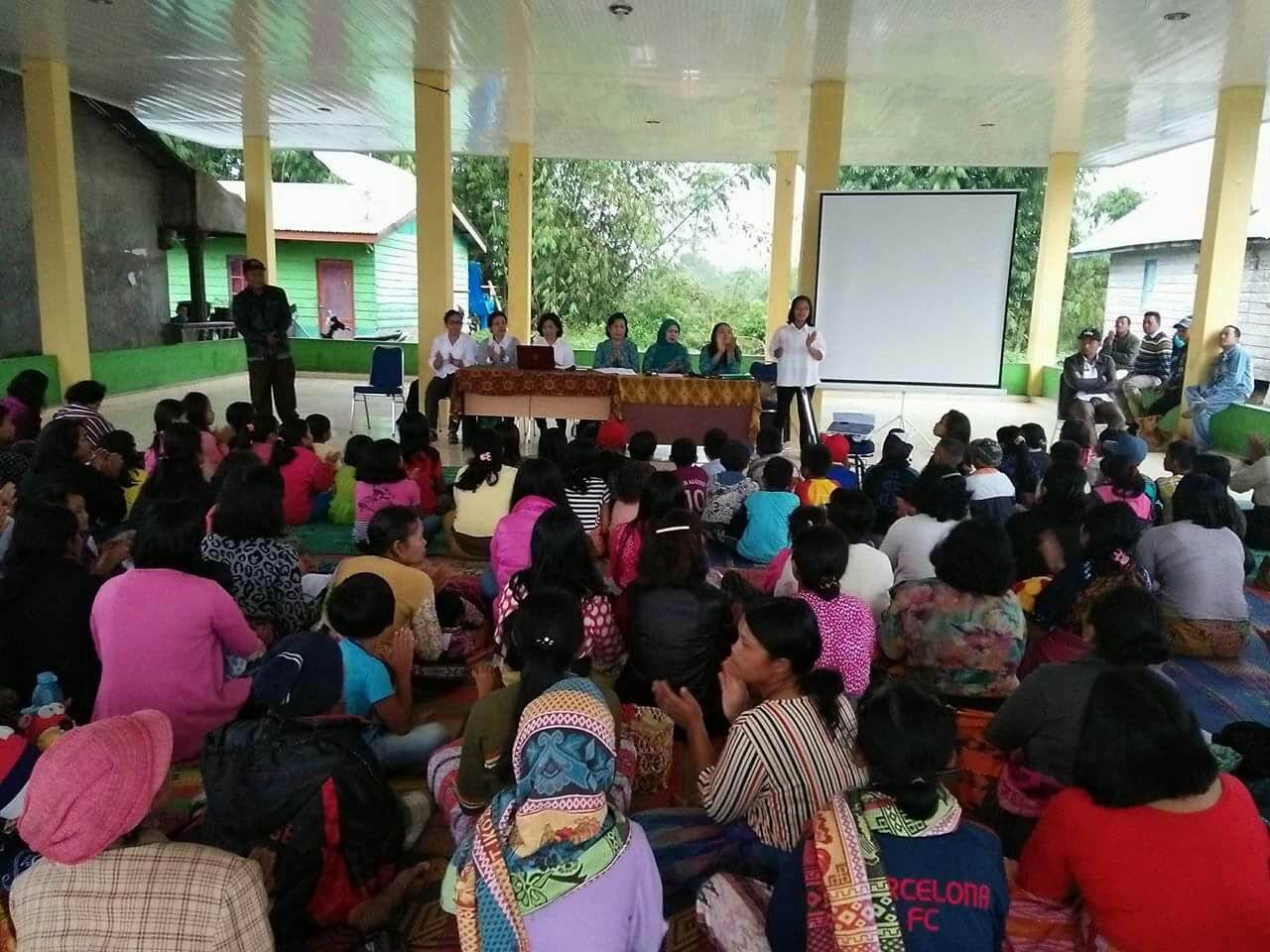 TP. PKK Kabupaten Nurmala Hutauruk,  Uherni Ariadi,  Kadis Pemberdayaan perempuan dan Anak dr.  Hartawaty br Tarigan, TP PKK Kecamatan Imelda br Sitepu,  Camat Simpang Amsah Perangin - angin,  Kepala Desa Sirumbia Arizona Sitepu serta Masyarakat desa Sirumbia di jambur desa ( 21/02).