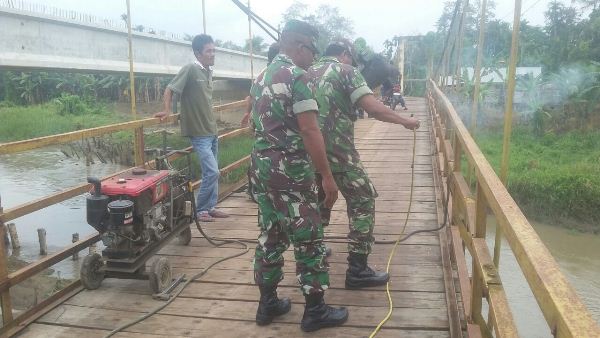 Muspika Pirak Timu Perbaiki Jembatan