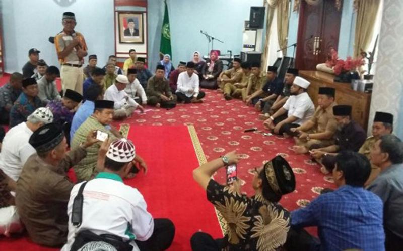 Pertemuan dengan Forum Ketua RT/RW se-Kota Bengkulu di Balai Kota, Senin (23/10/2017)