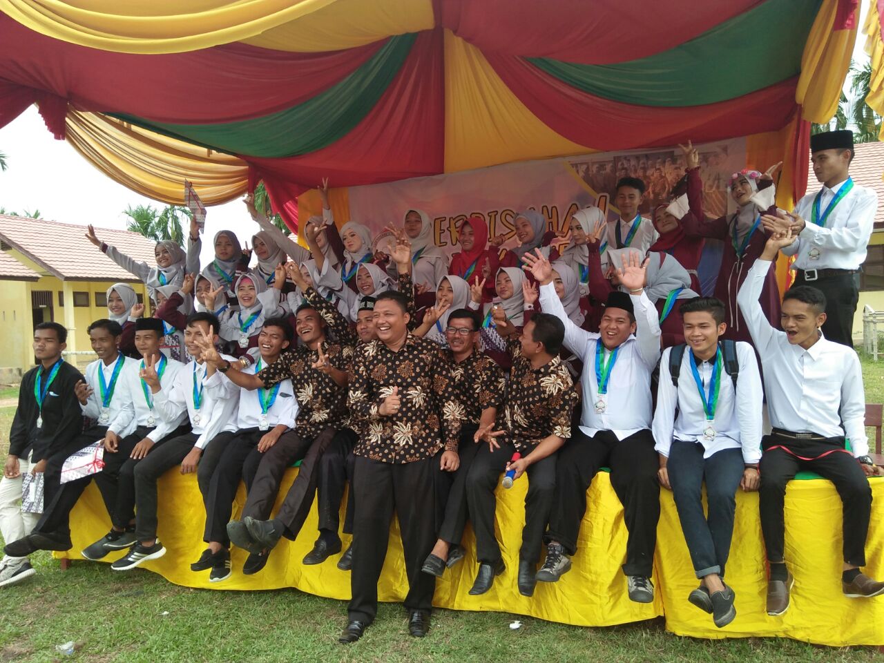 Kepala Sekolah SMAN I Pirak Timu Supri Ariadi, S.Pd Foto Bersama Siswa Angkatan Ke Empat