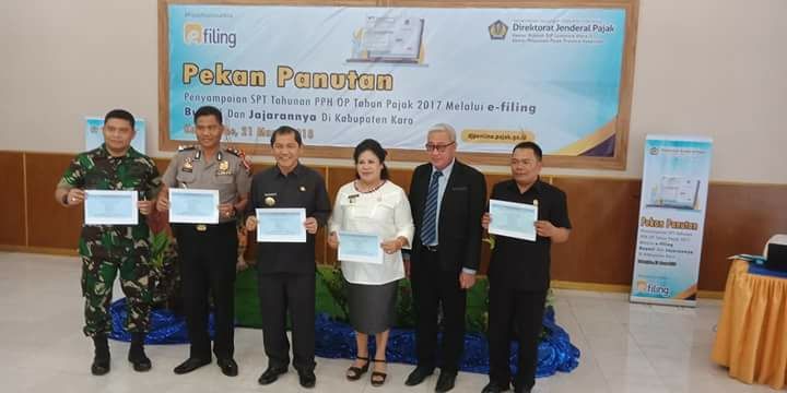 Bupati Karo Terkelin Brahmana SH didampingi Ibu Wakil Bupati Karo Cory Sriwaty