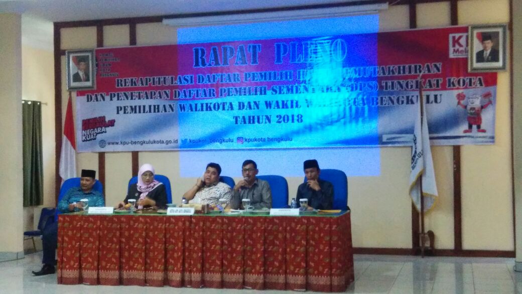 Komisioner KPU yang memimpin Rapat Pleno Rekapitulasi DPS tingkat Kota