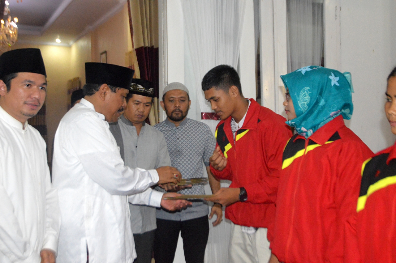 Tampak Bupati didampingi wabup memberikan penghargaan 