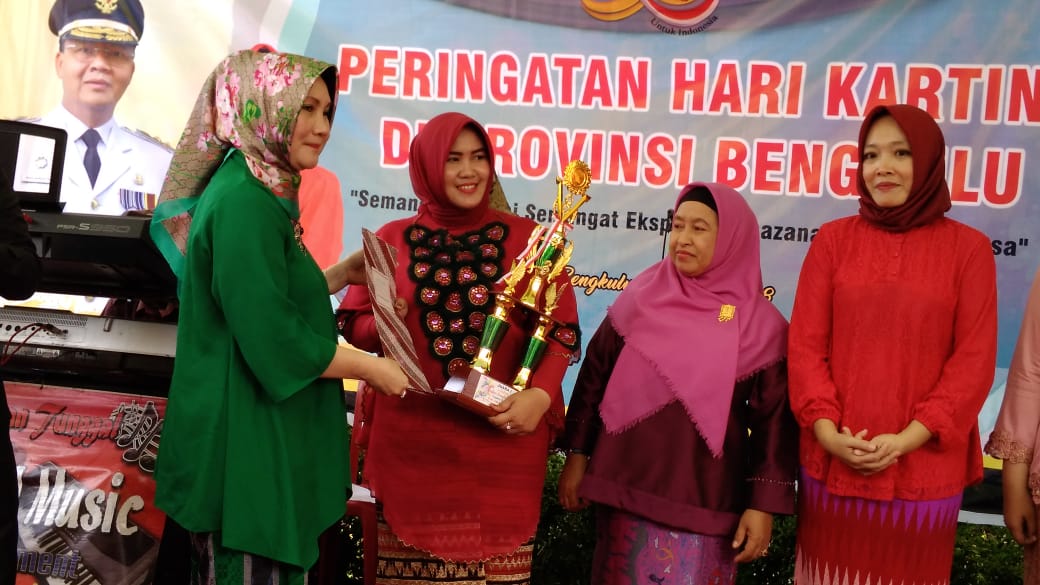 Asisten I Bidang Ekonomi dan Pembangunan Provinsi Bengkulu Yuliswani Menyerahkan piagam dan Piala