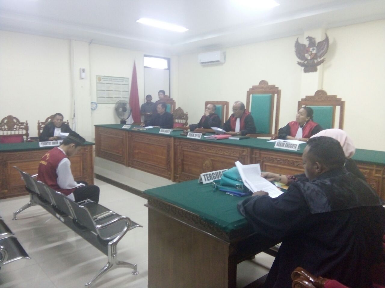 Tampak Terdakwa Dimas Pembunuhan Auzia sedang menjalani sidan perdana