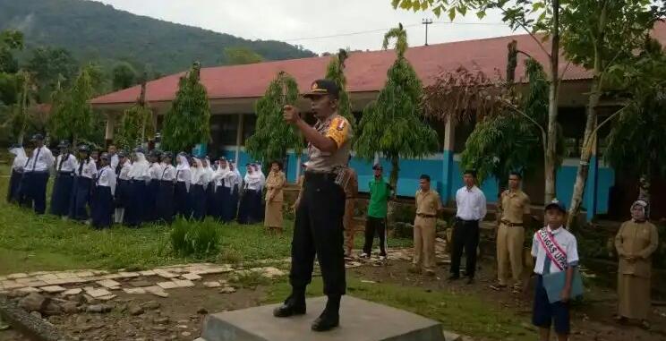 Kasat Binmas Polres Luwu Utara AKP. Wake Andi Maming mengunjungi UPT SMP Negeri 1 Sabbang