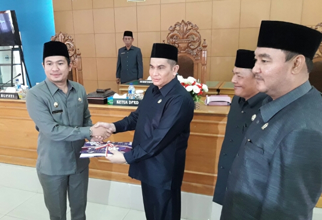 Ketua DPRD Bengkulu Utara Aliantor Harahap menerima penyampaian nota pengantar terhadap 3 Raperda