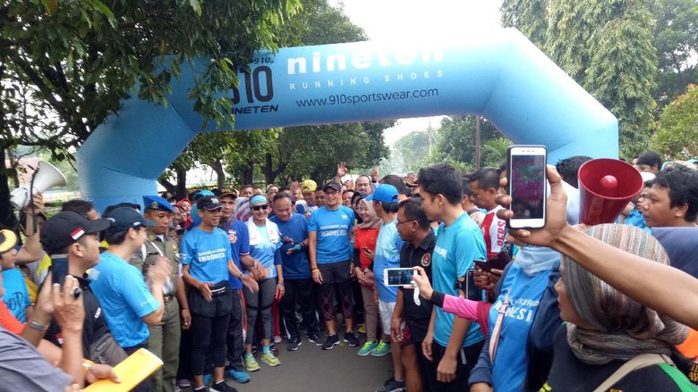 Sandiaga Uno lari bersama warga Cakung, Jaktim (Foto: Muhammad Fida ul Haq/detikcom)