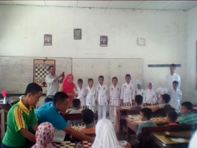 Hendrik A Halim Mewakili Ketua Umum Ir H Heri Amalindo MM meninjau secara langsung siswa - siswi SMPN  1