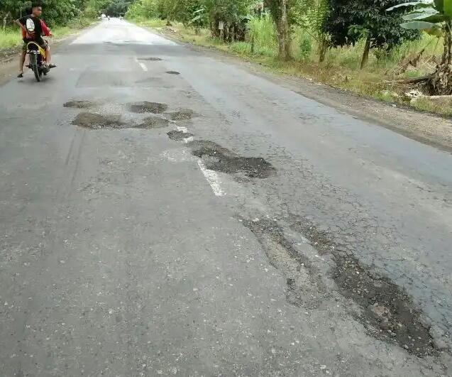 Kondisi jalan yang penuh dengan lobang