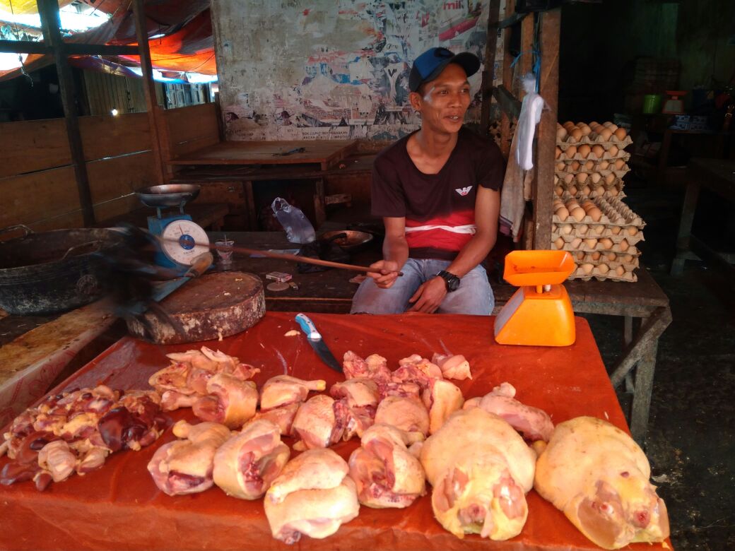  Solihin (28) pedagang ayam di kawasan pasar atas