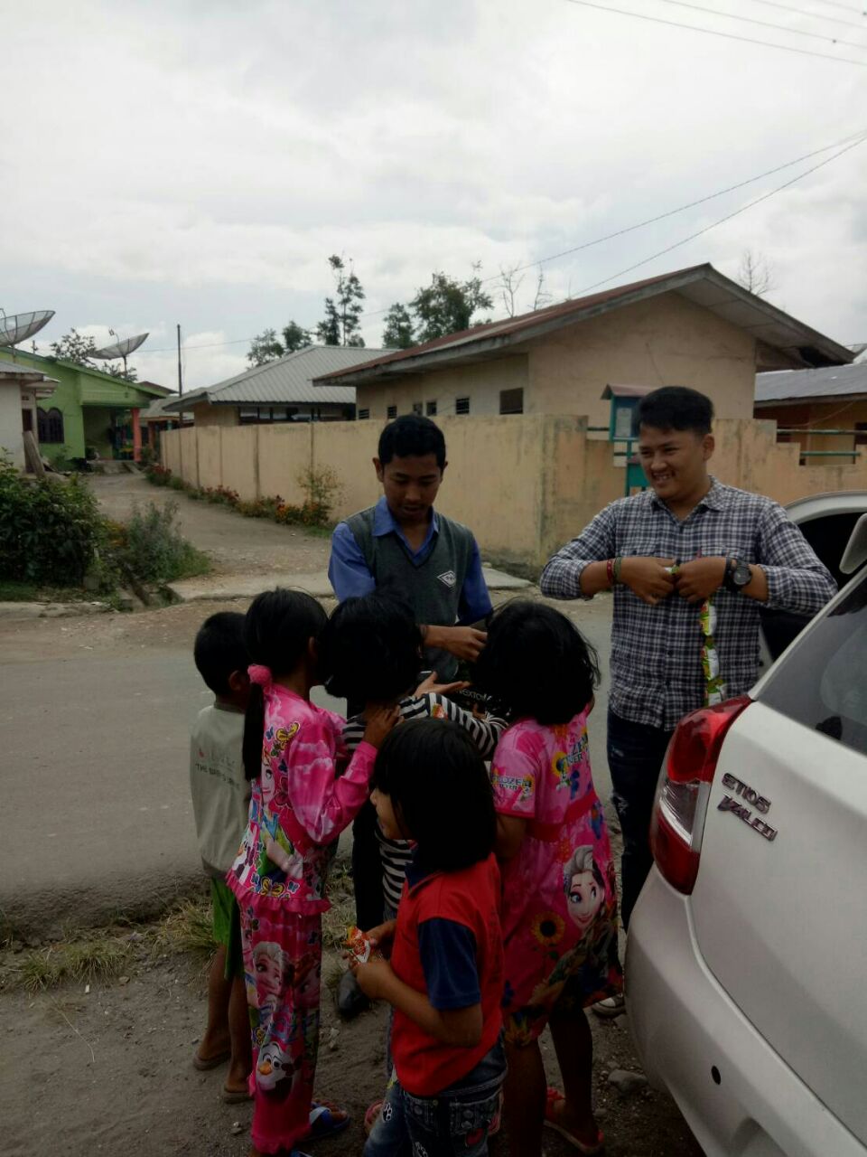 Amsalta Sinuhaji saat berbagi cemilan dengan anak-anak