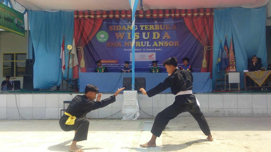 Siswa smk nurul ansor jayakerta karawang, menunjukan kreasi seni setelah mengikuti acara wisuda bagi kelas XII