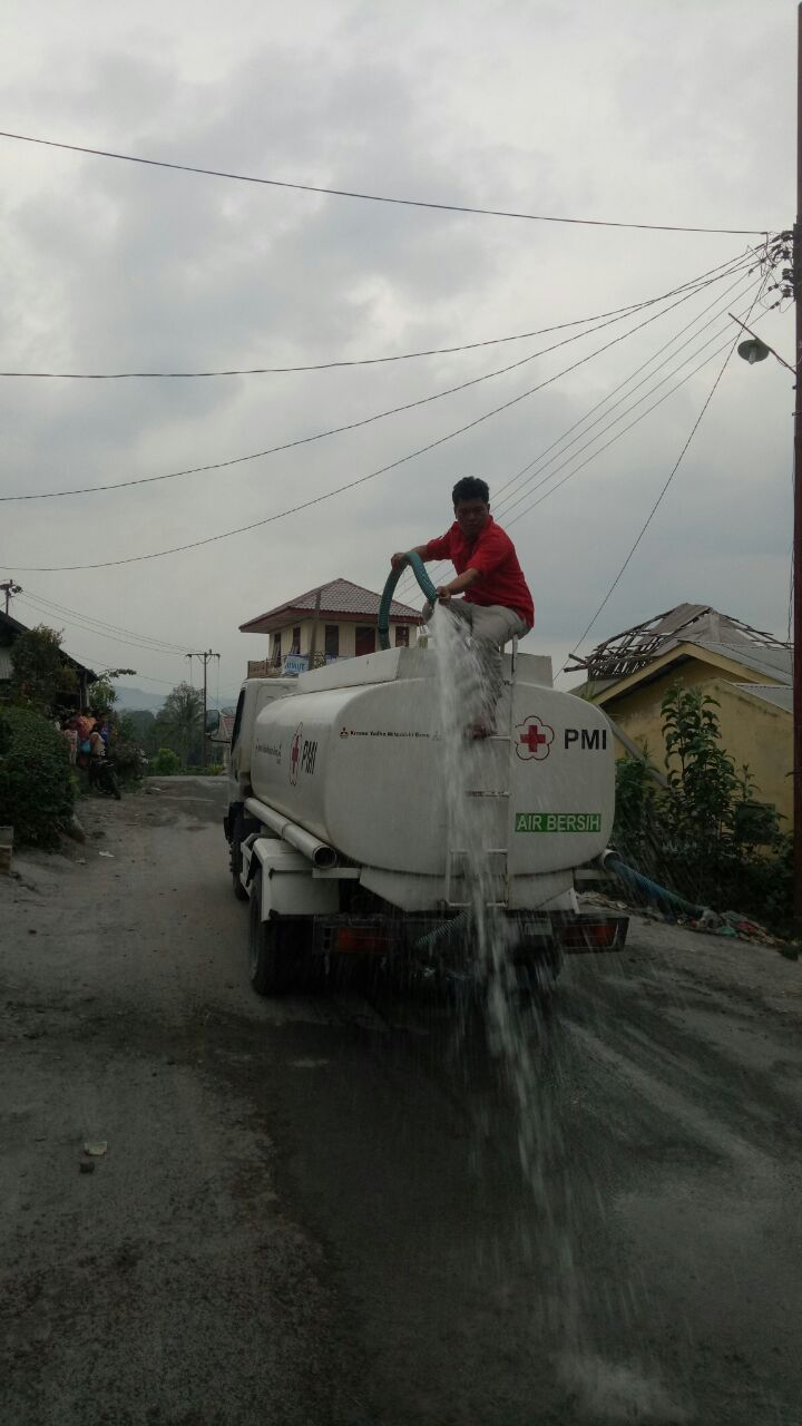 Tampak Mobil PMI Membersikan Debu