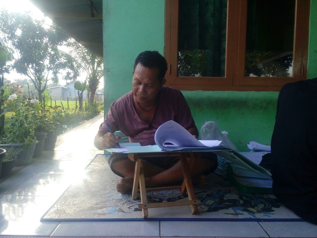 Seperti inilah sahata saat menandatangani surat pengajuan untuk jadi sertifikat dalam program ptsl