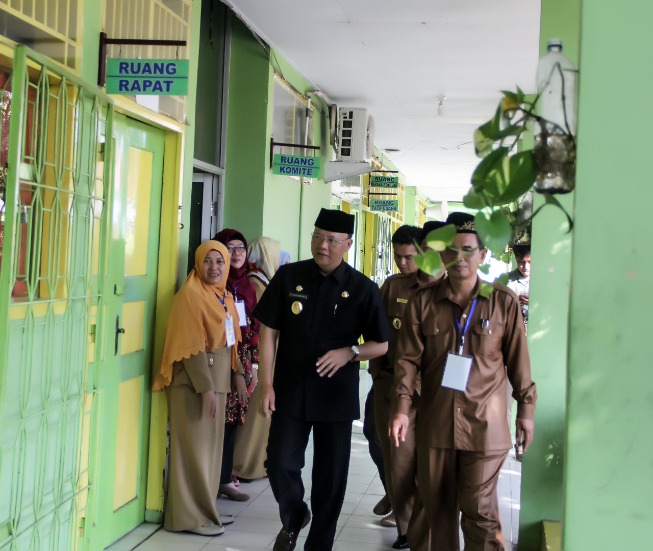 Tampak Plt Gubernur Bengkulu Rohidin Mersyah didampingi Kepala Sekolah SMA N 7 Kota Bengkulu Menjanjau Lokasi Pelaksanaan UNBK