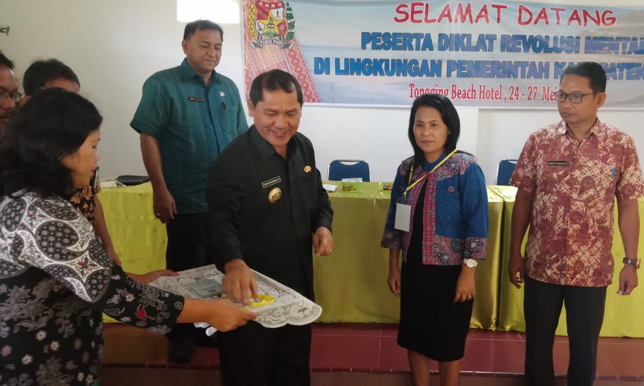 Bupati Karo pasang Bed perdana bagi peserta Diklat