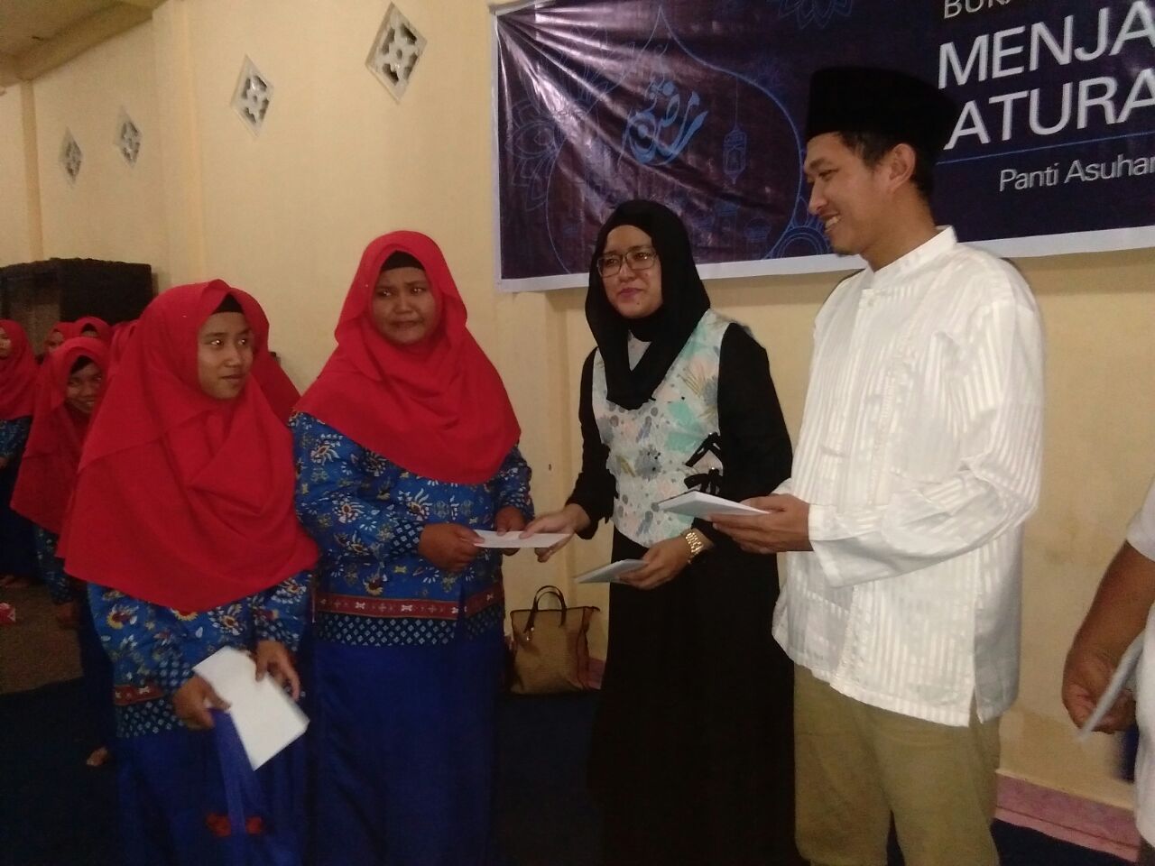 Leony Lervyn saat membagikan santunan berupa uang kepada anak yatim Di dampingi dari skk migas