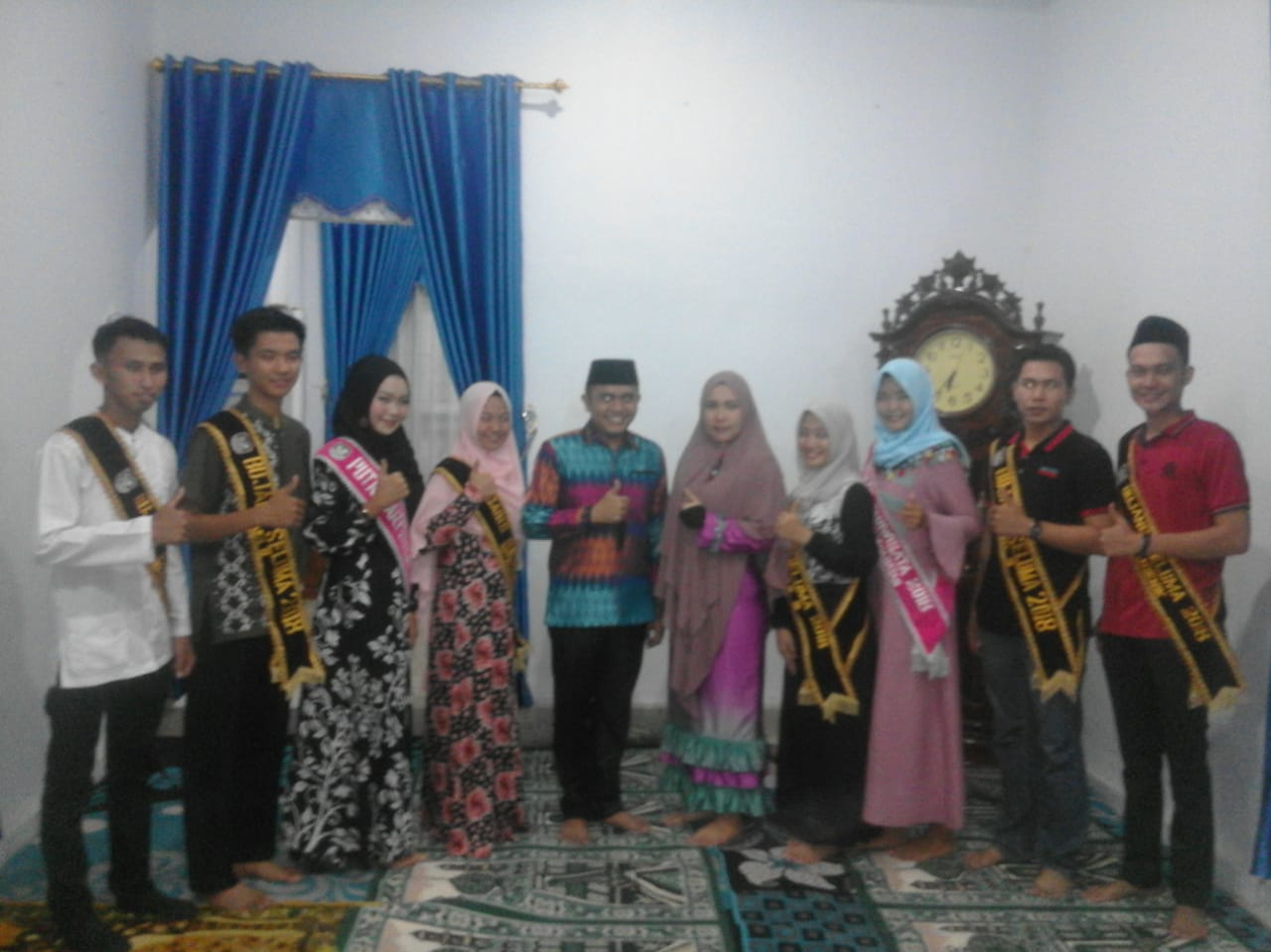 Ketua DPRD Husni Tamrin foto bersama dengan bujang gadis