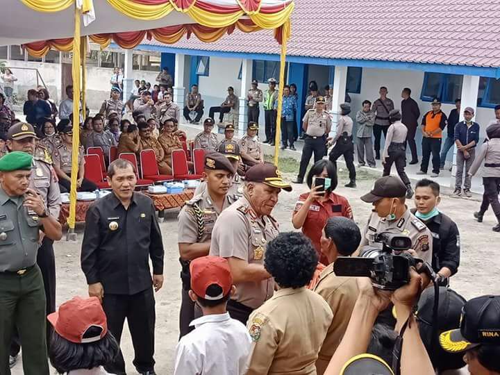 Kapoldasu menyerahkan bingkisan secara sombolis