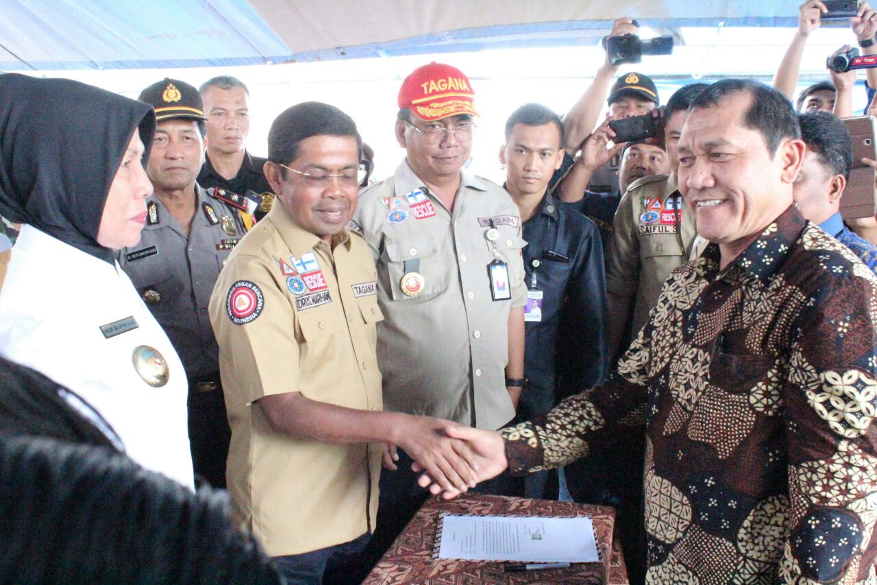 Mensos RI Idrus Marham menyerahkan bantuan kemanusian kepada pengungsi Sinabung yang diterima secara simbolis oleh Bupati Karo Terkelin Brahmana didampingi Wagubsu Hj Nurhajizah Marpaung di Desa Ndokum Siroga, Kecamatan Simpang Empat Kabupaten Karo Jumat (23/2)