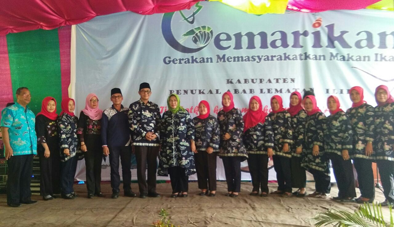 Bupati pali dan Ketua TP-PKK Saat foto bersama