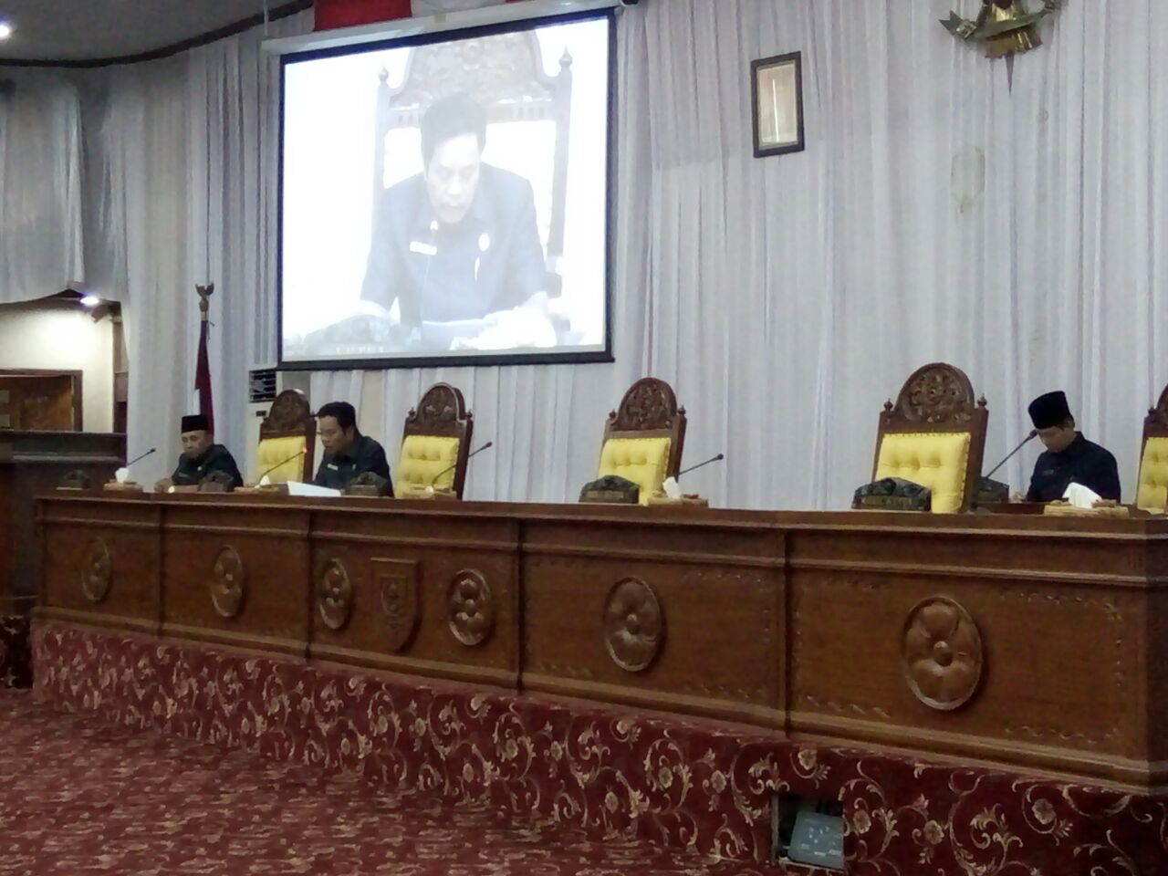 Wakil Ketua Ketua DPRD Provinsi Bengkulu Edison Simbolon Tampak Memimpin Rapat