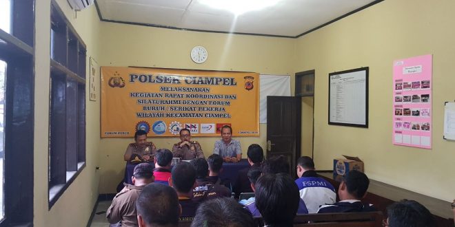 Kapolsek ciampel waktu berkordinasi dengan serikat buruh karawang