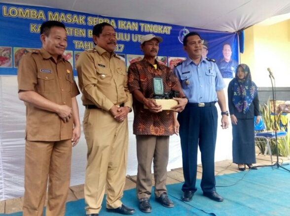 Bupati BU Ir.Mian Serta Kepala Dinas Perikanan Maswandi Foto Bersama